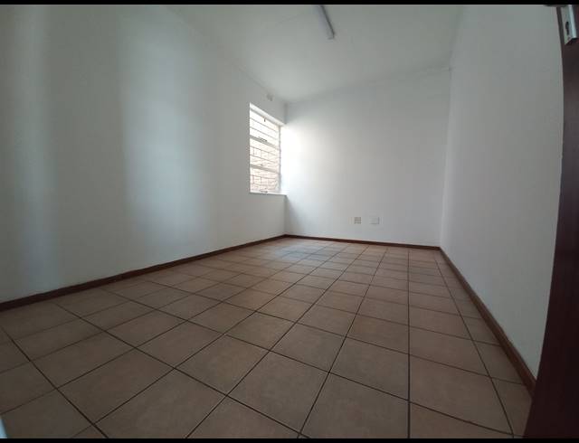 608M² WAREHOUSE TO LET IN JET PARK